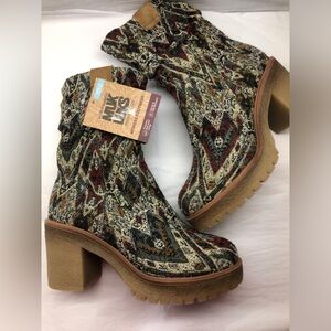 Muk Luks RISER heel boot - Faux Fur Lined- tapestry geometric - womens. NEW
